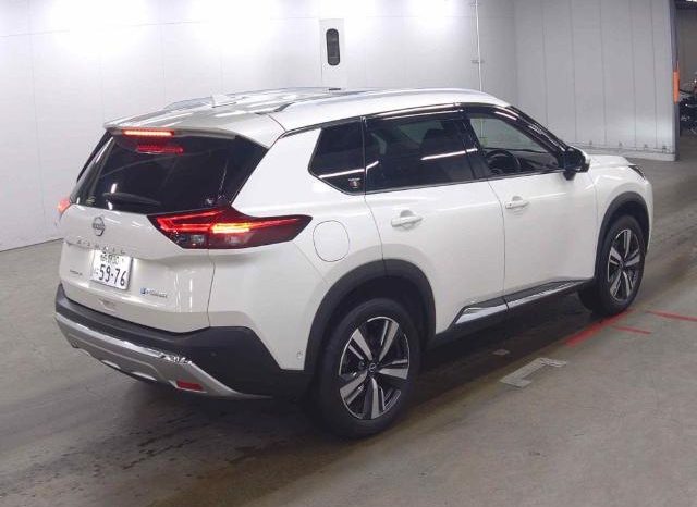 
								Nissan X-TRAIL G E-4ORCE full									