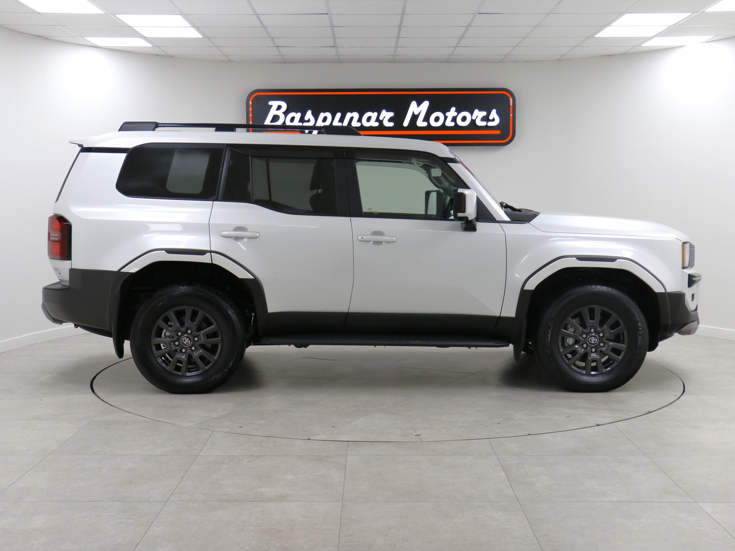 Toyota Land-Cruiser 250 VX 2.8L Diesel